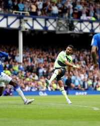  曼城战术大师布阵，客场零封埃弗顿豪取联赛十连胜  