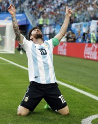  兰斯定位球战术显神通，头球接力破门改写比赛走势